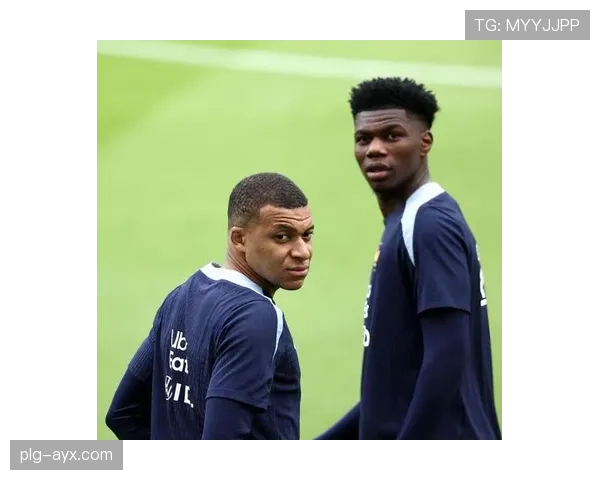 楚阿梅尼展现顶级拦截能力,筑起球队防线坚实屏障 楚阿梅尼展现顶级拦截能力,筑起球队防线坚实屏障