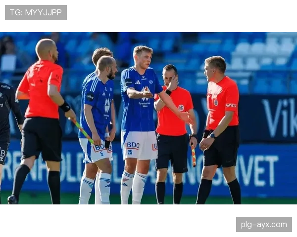 滕哈赫执教阿贾克斯期间球队表现稳健，成功夺得荷甲桂冠