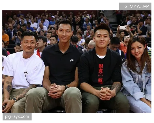 刚刷到熊朝忠拎着一堆大牌进小区，赛场上那股子劲儿瞬间消失了