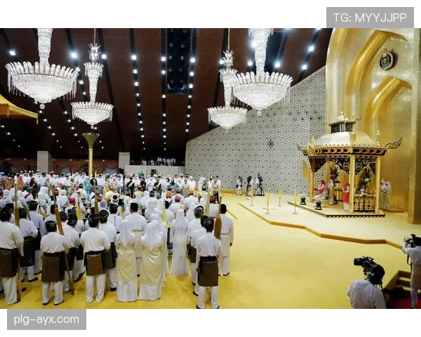 登贝莱这生活大翻车了？训练场外全是豪宅派对宴会照…